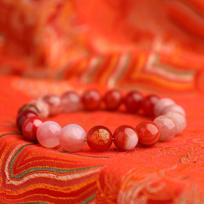 The five-element “fire-supplementing” crystal bracelet with red agate and cinnabar for balancing the fire element.