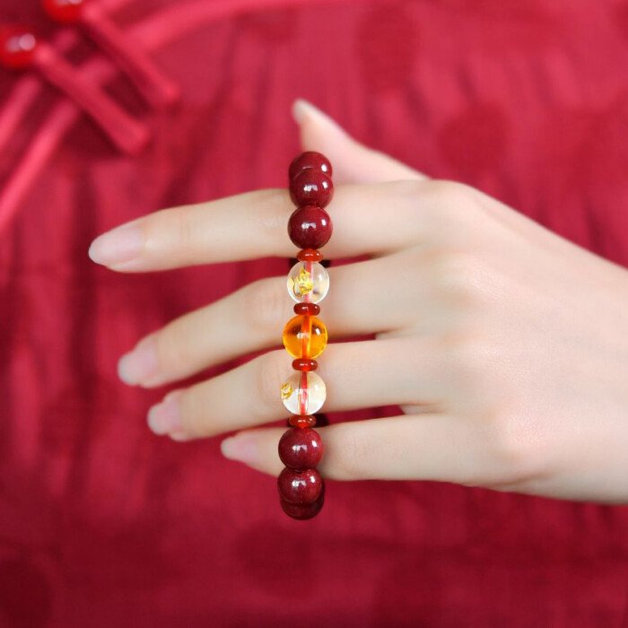The high-content cinnabar bracelet with the combination of three zodiac signs, which is a mascot bracelet for one’s zodiac sign.