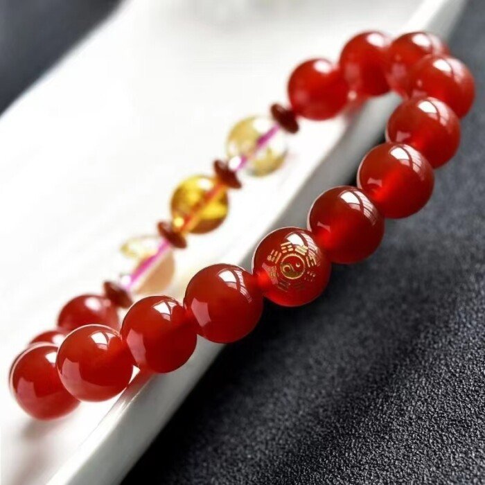 The high-content cinnabar bracelet with the combination of three zodiac signs, which is a mascot bracelet for one’s zodiac sign.