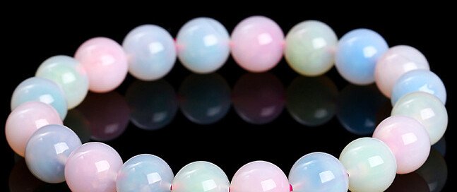 Colorful candy-heart agate bracelet.