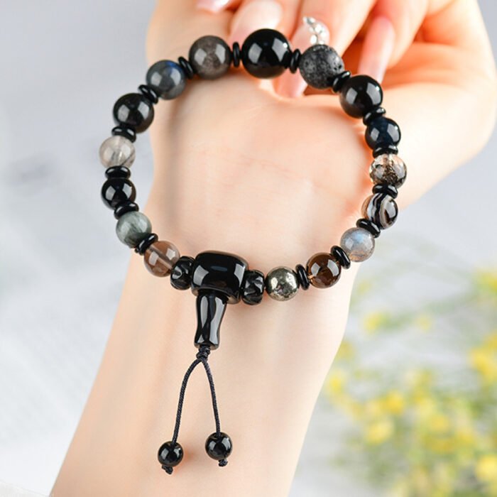 The natural obsidian crystal bracelet for supplementing the water element in the five elements theory and reversing fortune.